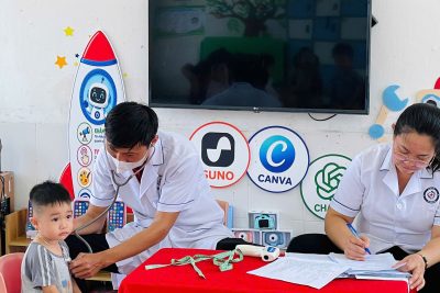 TRƯỜNG MẦM NON PHÚC THẮNG PHỐI HỢP VỚI TRẠM Y TẾ XÃ  KHÁM SỨC KHỎE ĐẦU NĂM CHO TRẺ